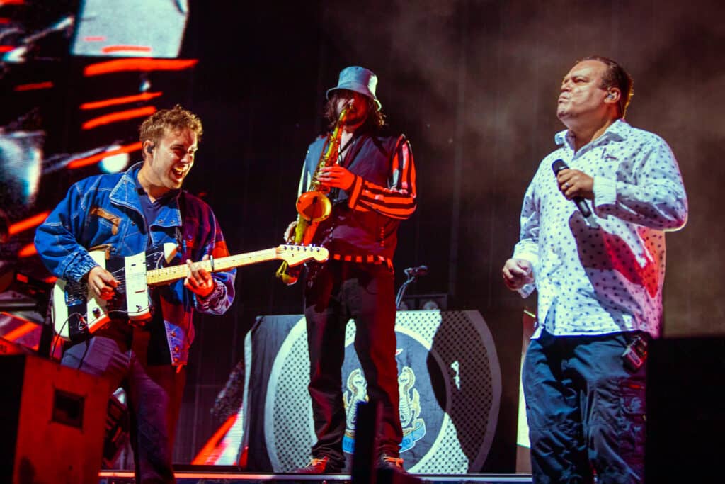 Shaun Williamson singing with superstar Sam Fender